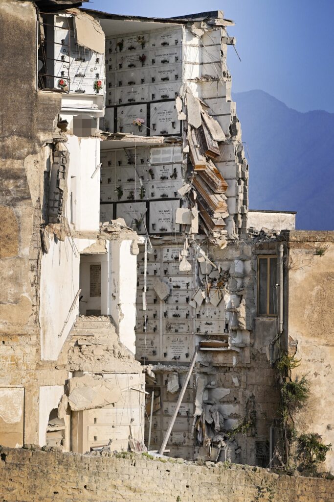 Crollo cimitero Napoli