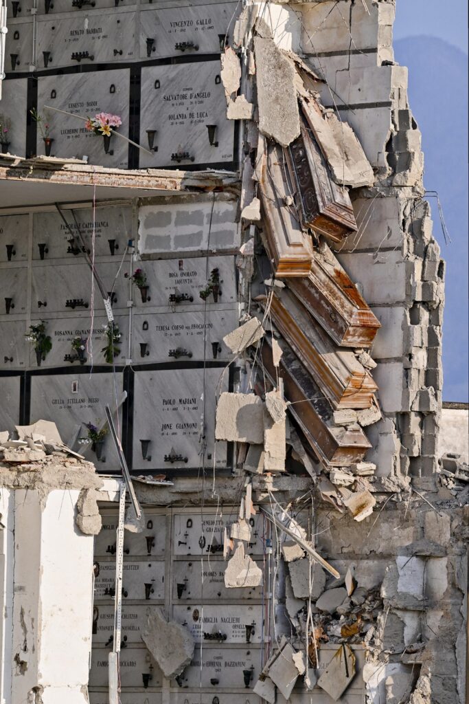 Crollo cimitero Napoli