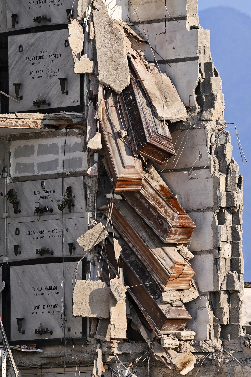 Crollo cimitero Napoli