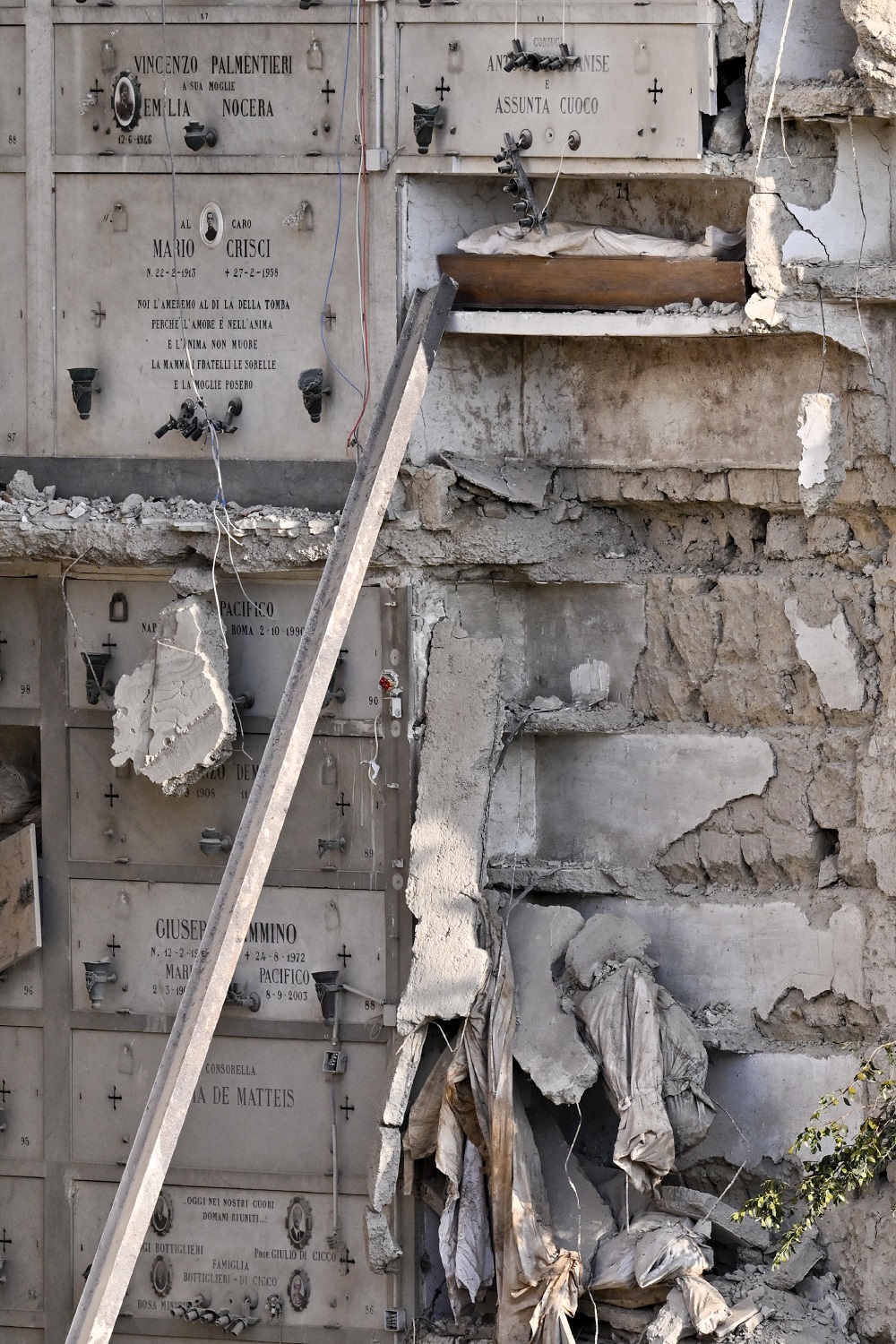 Crollo cimitero Napoli