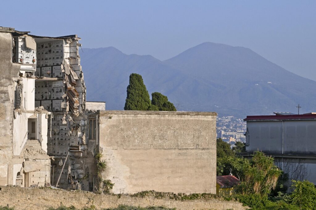 Crollo cimitero Napoli