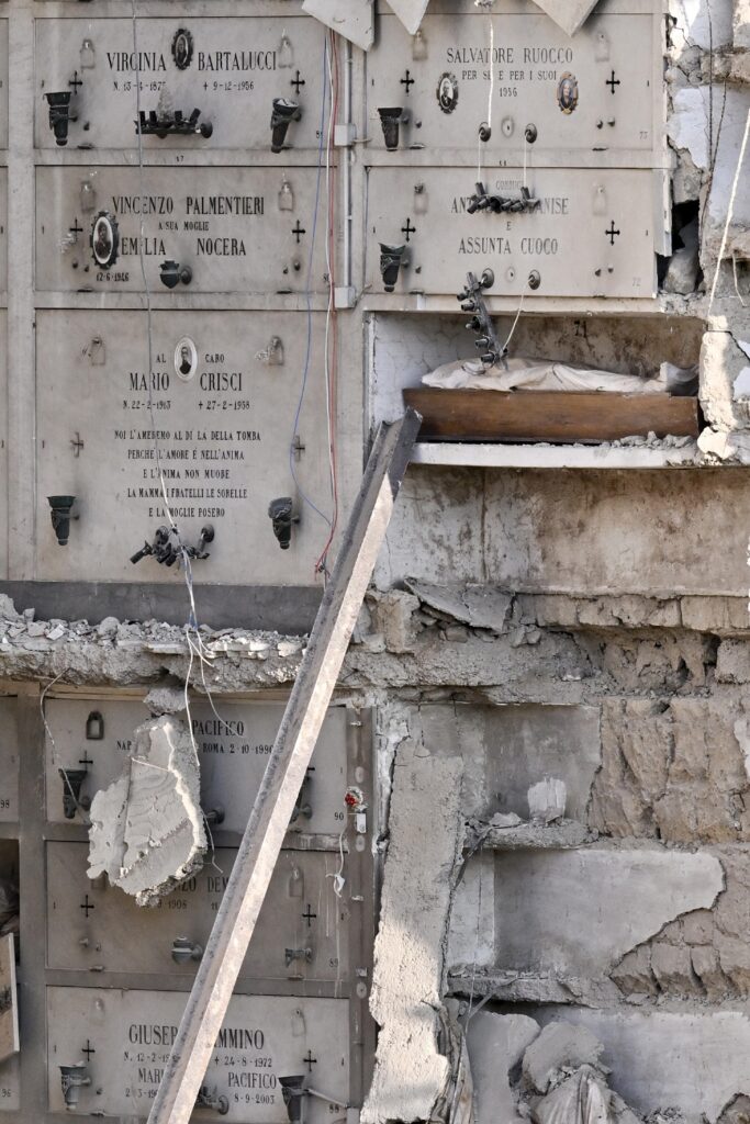 Crollo cimitero Napoli