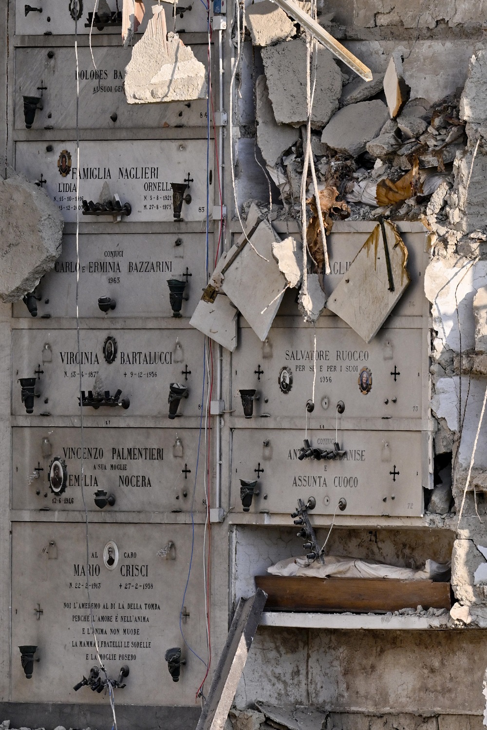 Crollo cimitero Napoli