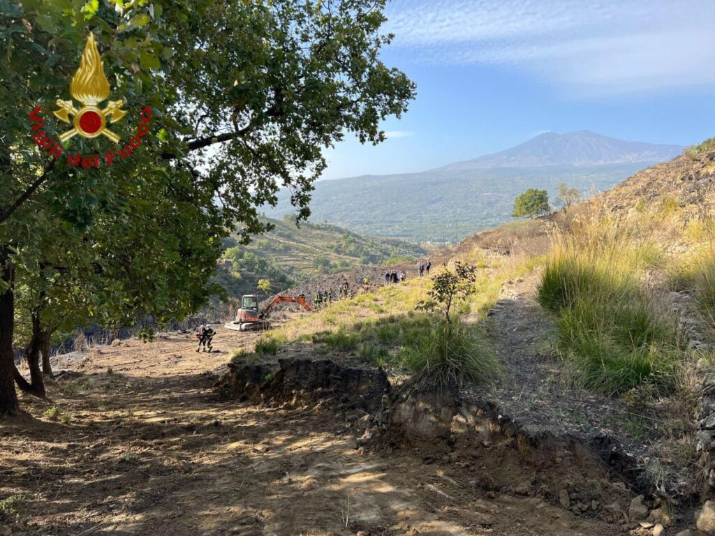 etna canadair precipitato