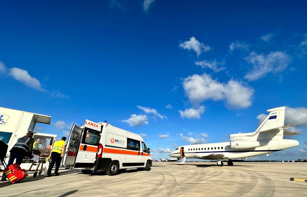 Volo urgente dell Aeronautica giovane in pericolo portato da