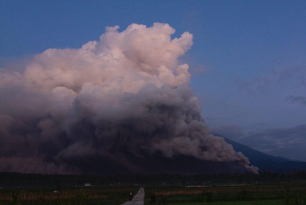 eruzione semeru indonesia