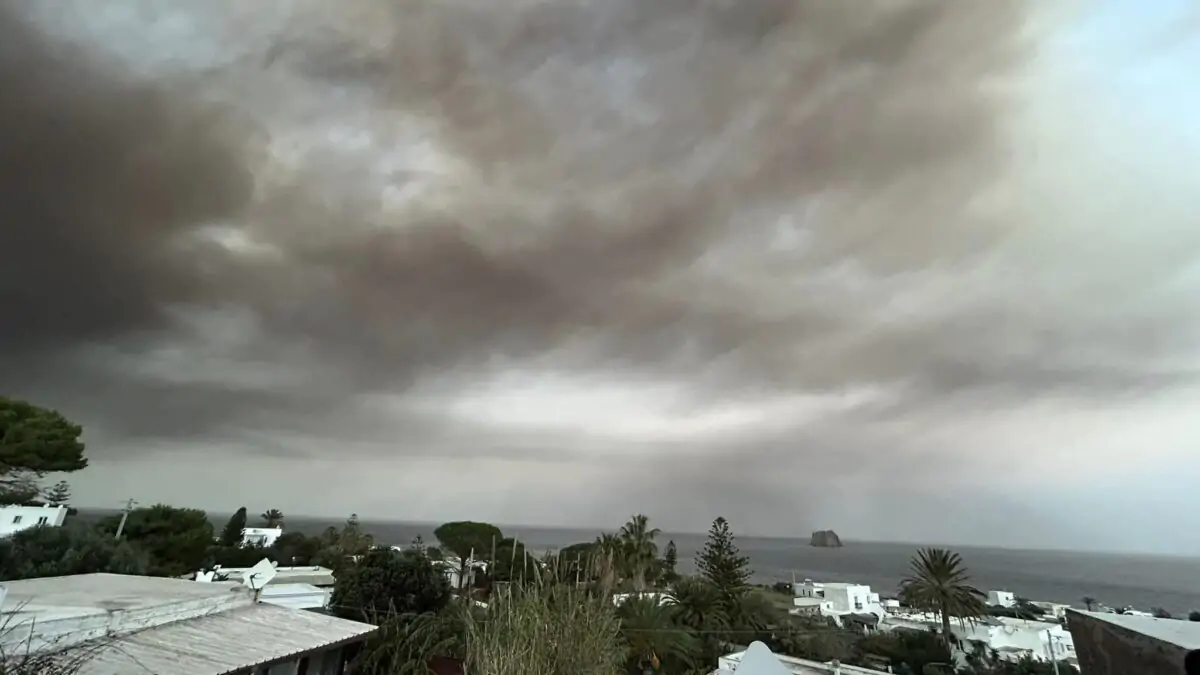 Eruzione a Stromboli, allerta arancione: «Non uscite di casa». E ora fa  paura lo tsunami