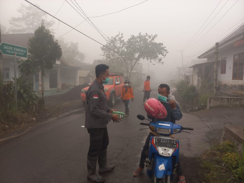 eruzione vulcano semeru indonesia