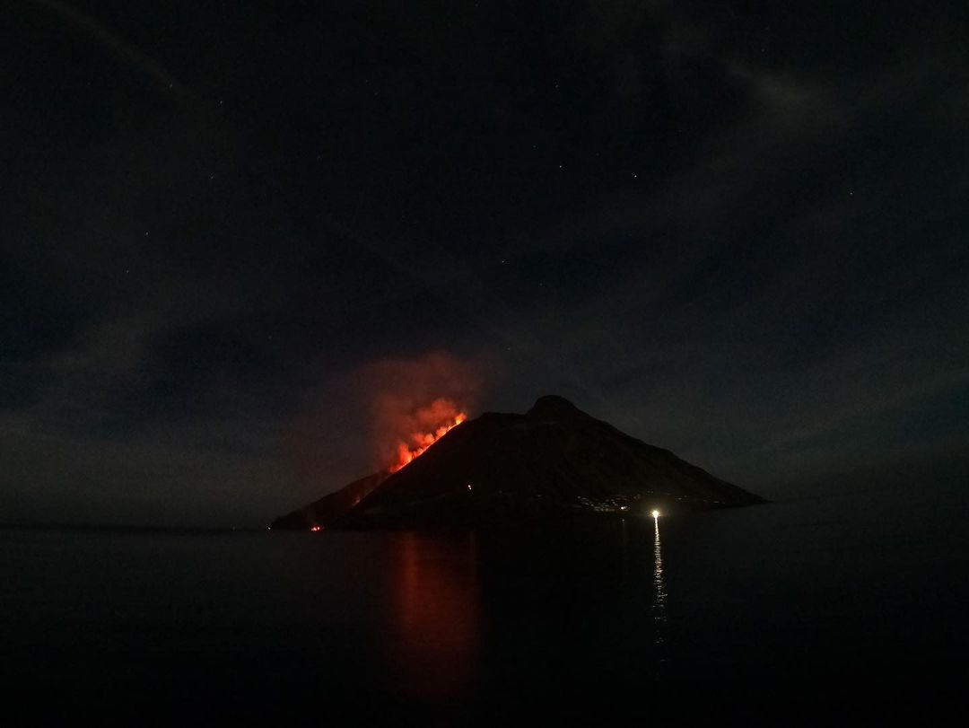 Eruzione a Stromboli, allerta arancione: «Non uscite di casa». E ora fa  paura lo tsunami