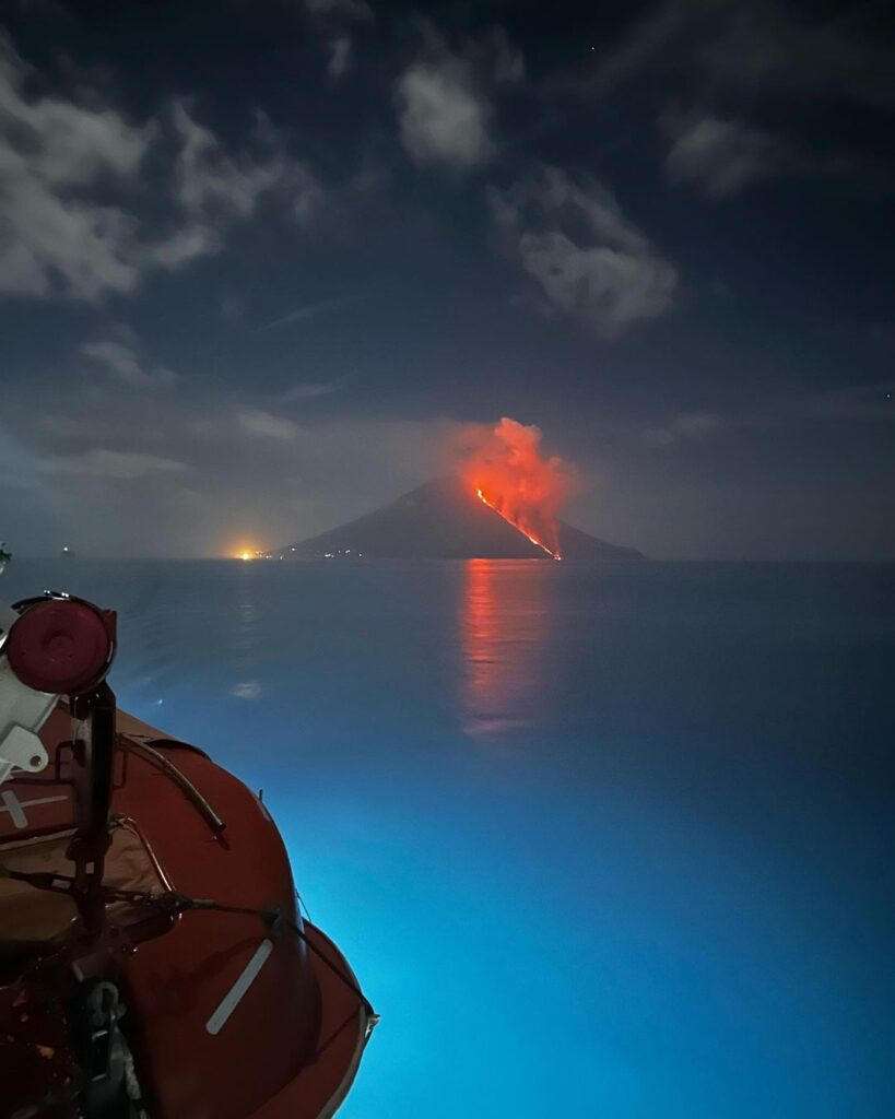 Eruzione a Stromboli, allerta arancione: «Non uscite di casa». E ora fa  paura lo tsunami