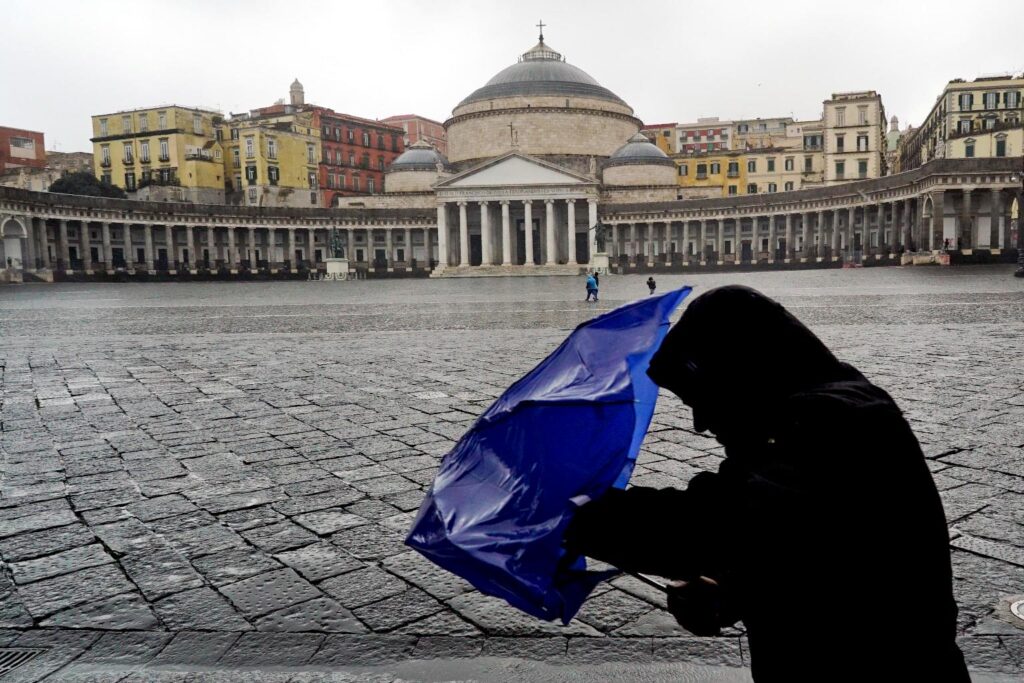 maltempo napoli forte vento