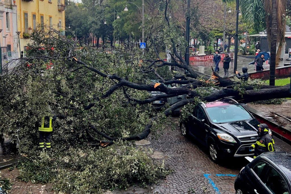 maltempo napoli forte vento 17 gennaio 2023