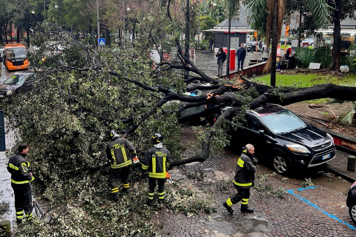 maltempo napoli forte vento 17 gennaio 2023