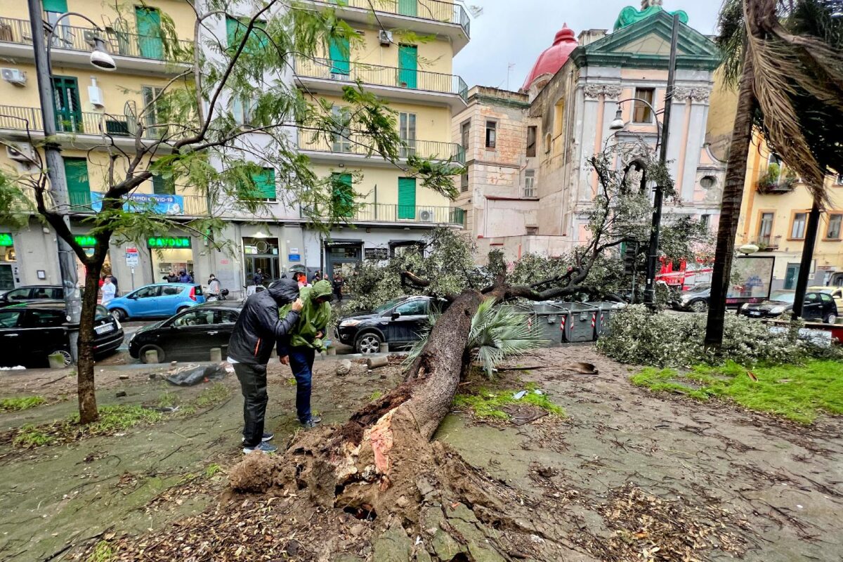 maltempo napoli forte vento 17 gennaio 2023