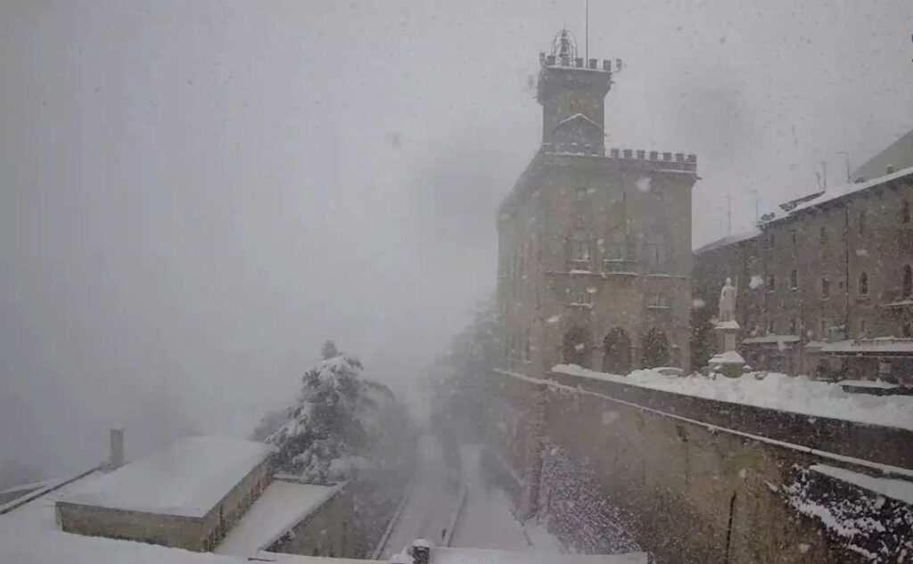 Città di San Marino oggi: oltre 50cm di neve al suolo a 750 metri di altitudine