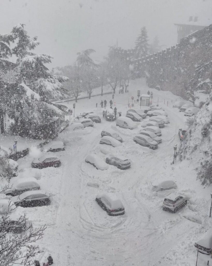 Città di San Marino oggi: oltre 50cm di neve al suolo a 750 metri di altitudine