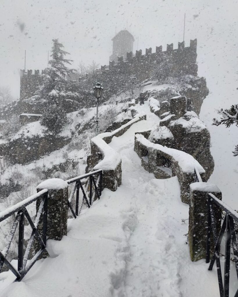 Città di San Marino oggi: oltre 50cm di neve al suolo a 750 metri di altitudine