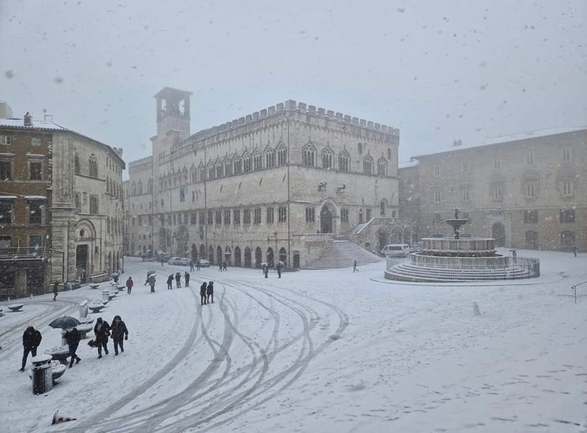 Perugia oggi sotto la neve