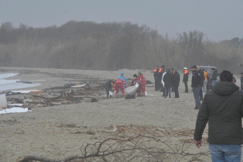 migranti morti spiaggia cutro