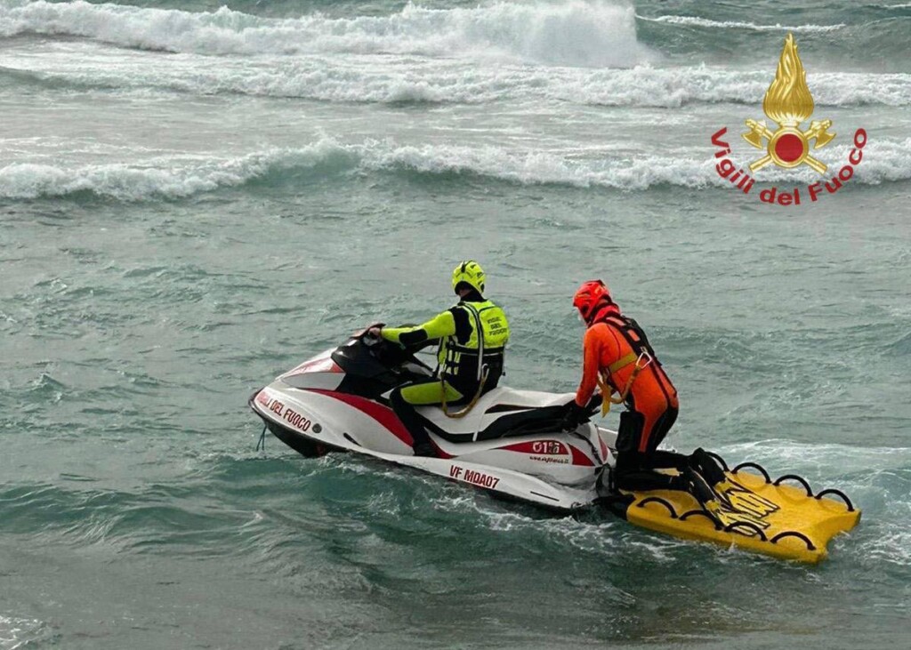 migranti morti spiaggia cutro