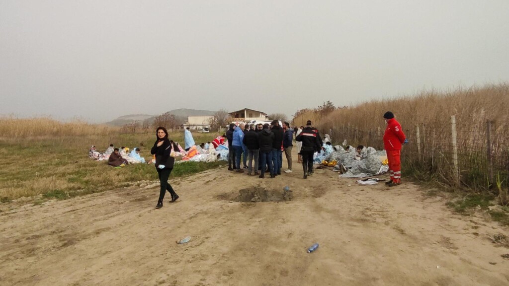 migranti morti spiaggia cutro