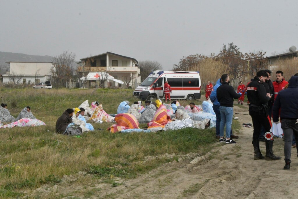 migranti morti spiaggia cutro