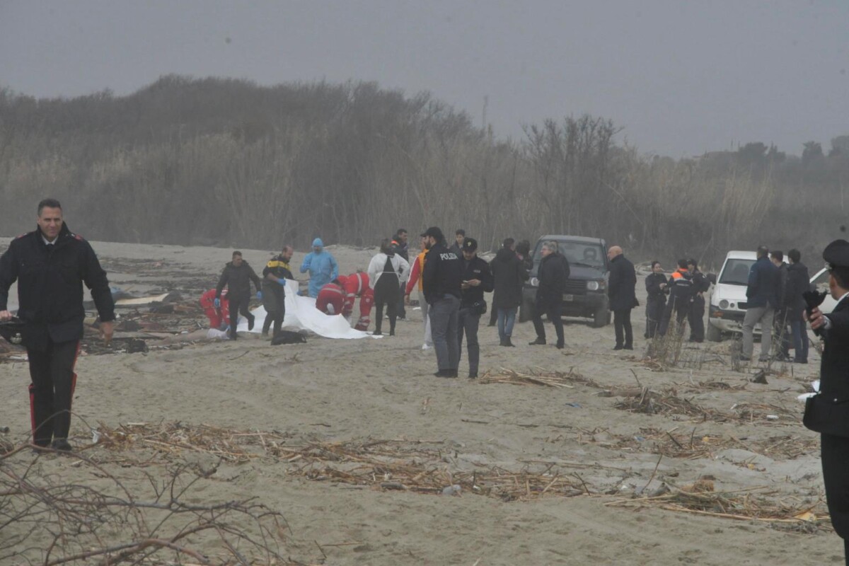 migranti morti spiaggia cutro