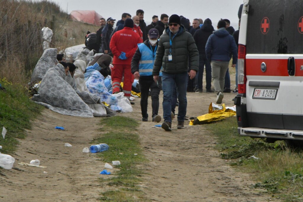 migranti morti spiaggia cutro