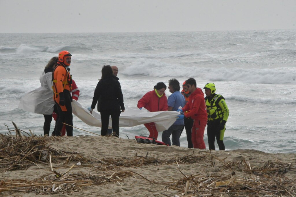 naufragio migranti calabria maltempo