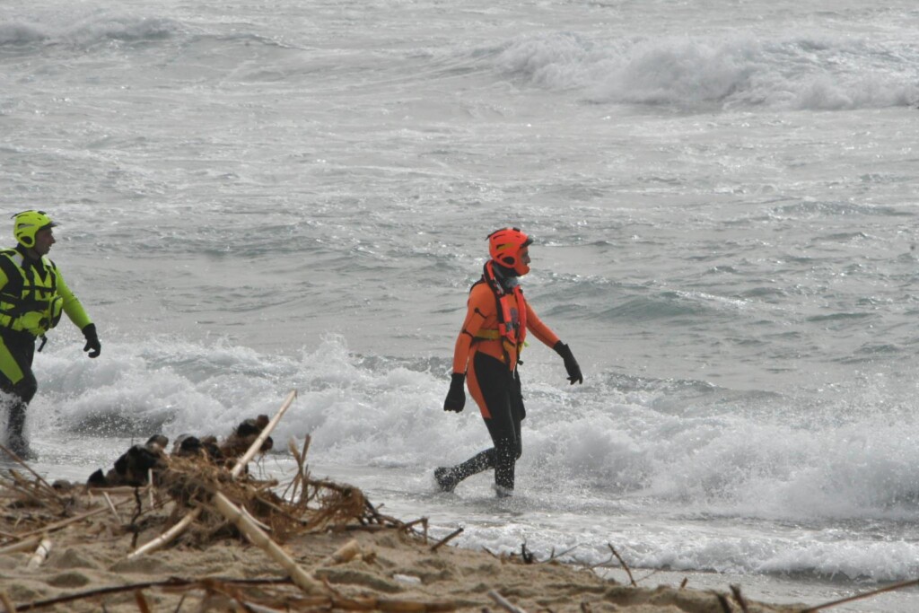 naufragio migranti calabria maltempo