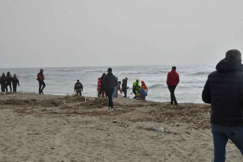 naufragio migranti calabria maltempo