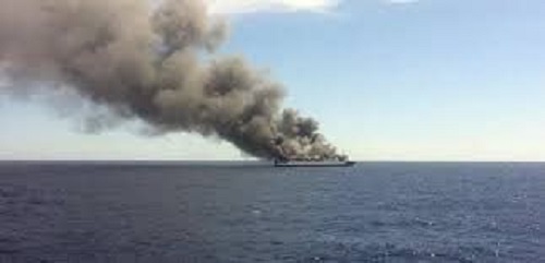 nave fiamme incendio