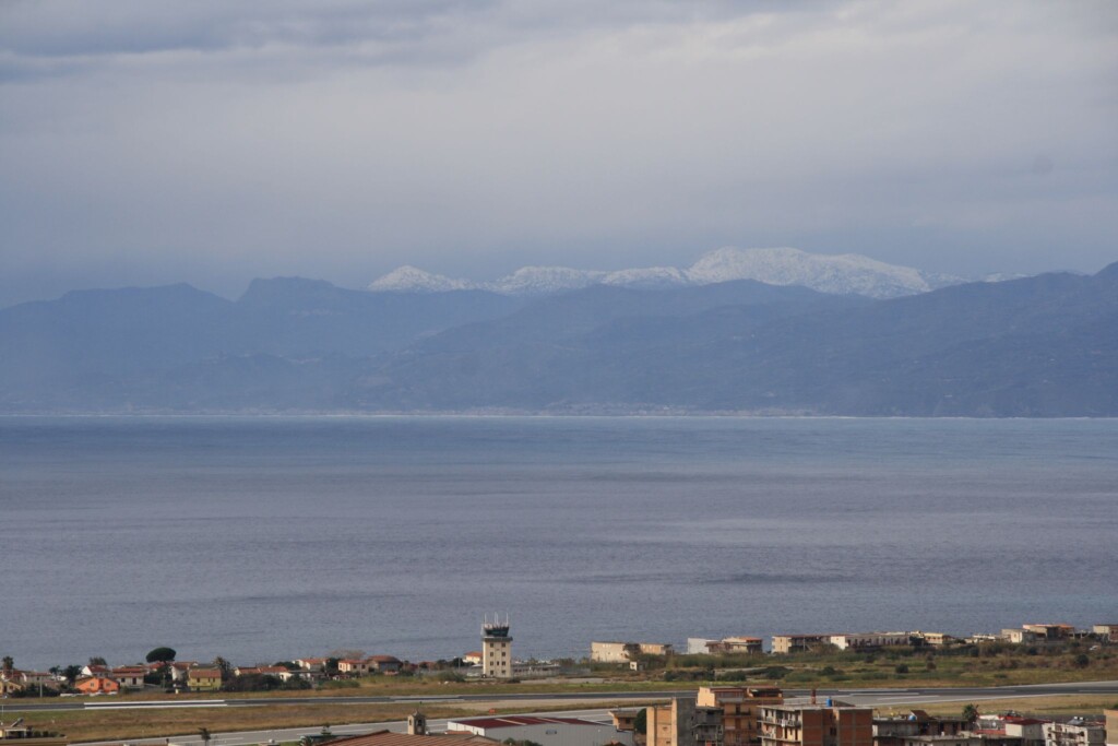 neve sicilia vista da reggio calabria