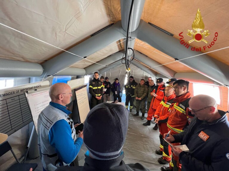 terremoto turchia vigili fuoco