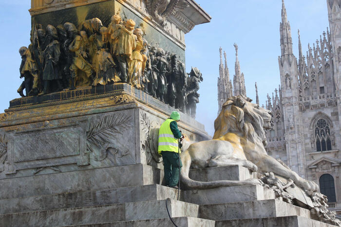 Ultima Generazione imbratta statua in piazza Duomo a Milano