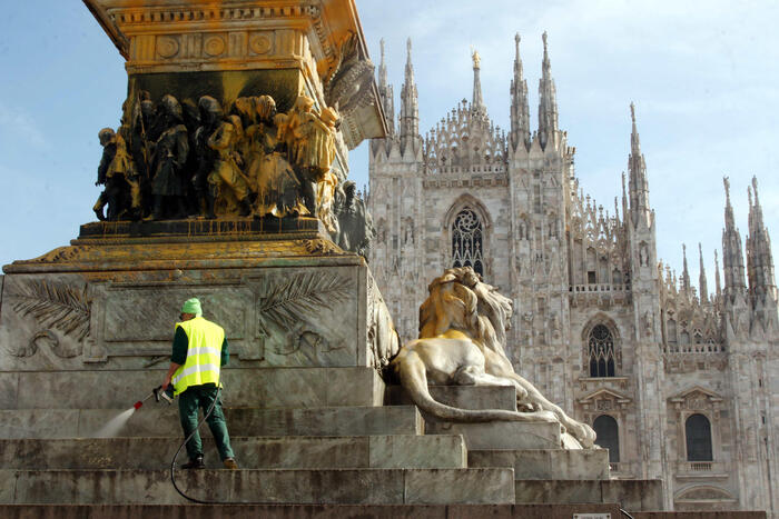Ultima Generazione imbratta statua in piazza Duomo a Milano