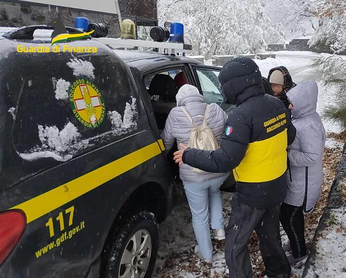 etna neve turisti bloccati