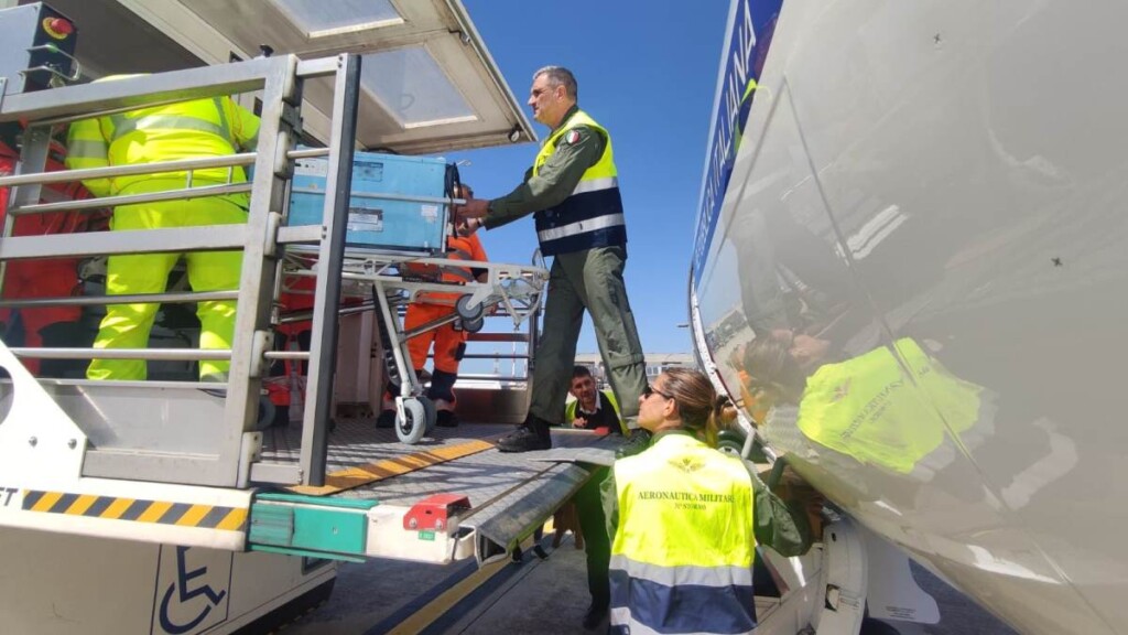 neonato pericolo vita volo aeronautica cagliari roma