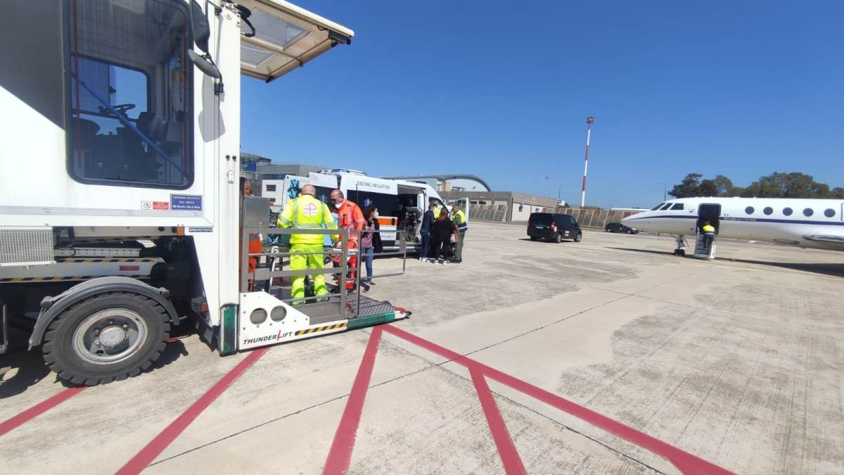 neonato pericolo vita volo aeronautica cagliari roma