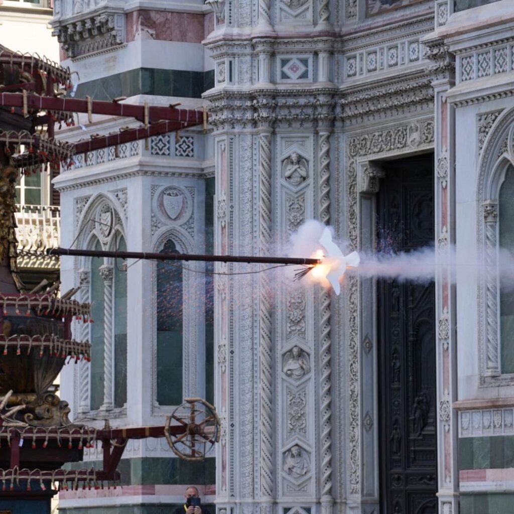 scoppio del carro a Firenze, il momento dell'accensione della colombina - Tradizioni Pasqua e Pasquetta