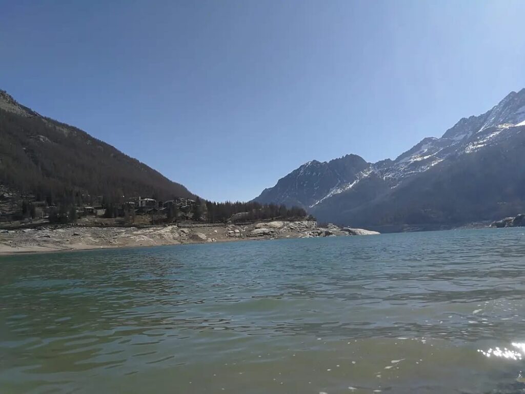 Il lago Ceresole Reale e la notizia della siccità su La Stampa