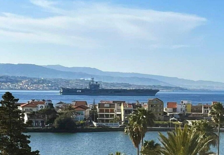 portaerei USA George H.W Bush stretto di messina