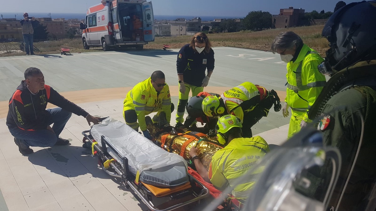 Escursionista soccorso a Favignana le immagini dell Aeronautica