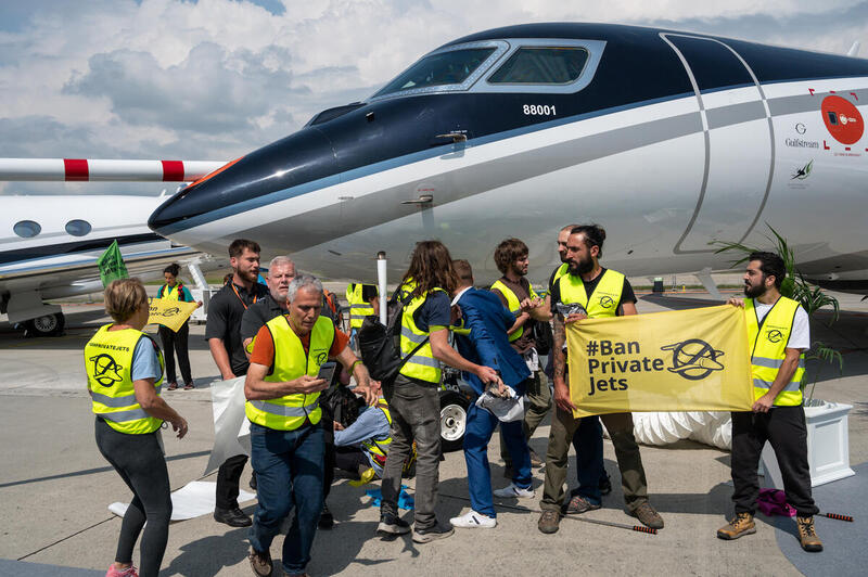 protesta di Greenpeace per i jet privati