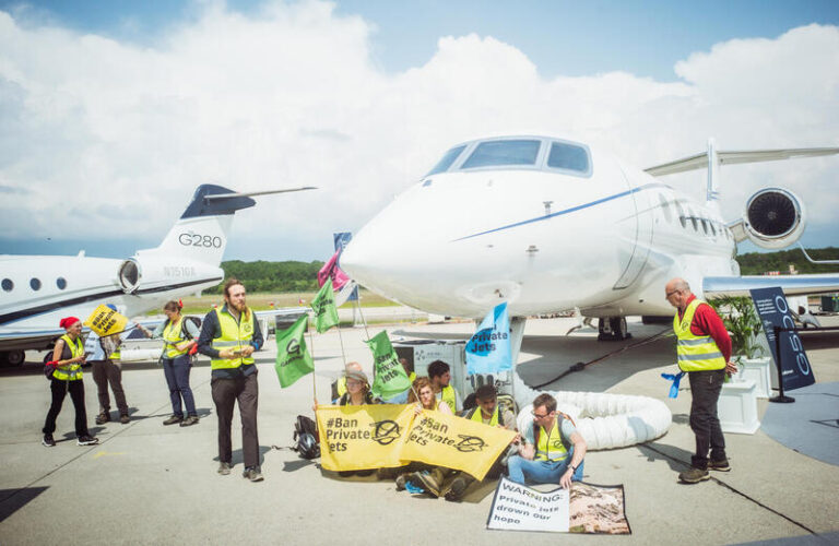 protesta di Greenpeace durante la fiera di EBACE a Ginevra