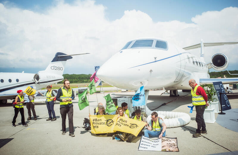 protesta di Greenpeace durante la fiera di EBACE a Ginevra