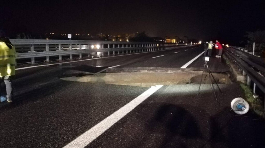 maltempo voragine autostrada notte