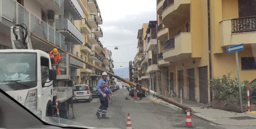 pali elettrici abbattuti dal vento a reggio calabria