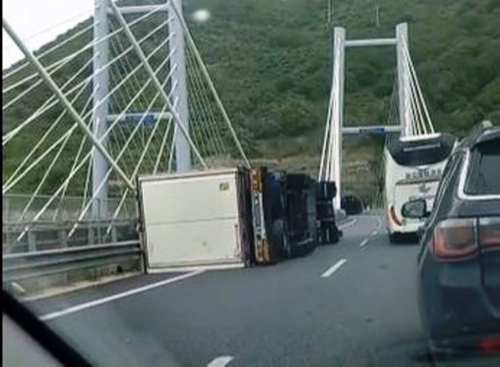 tir ribaltato forte vento a2 salerno reggio calabria