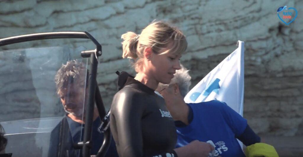 Federica Pellegrini lascia libera la tartaruga caretta caretta